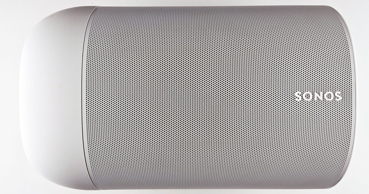 Vit Sonos-högtalare fotograferad mot ljus bakgrund