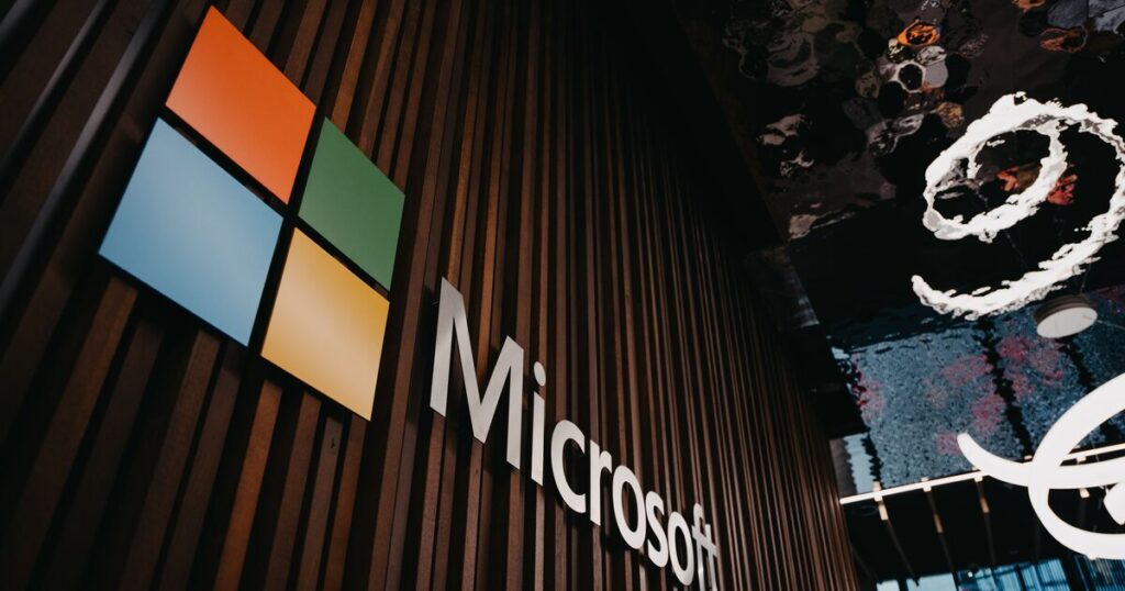 Microsofts logotyp på en trävägg i en entré