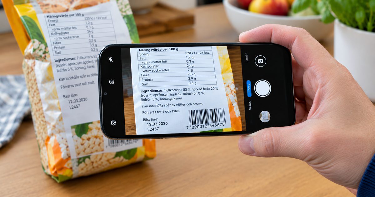 Hand som riktar mobilens kamera mot den finstilta texten på en förpackning